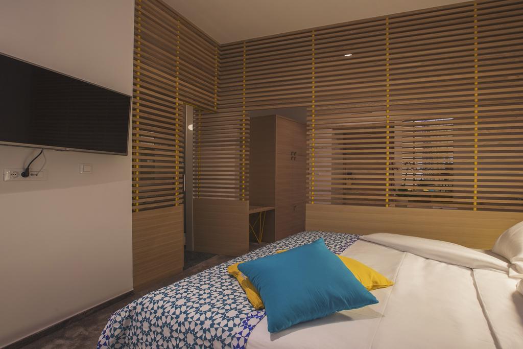 Bed & Atmosphere Rooms Split Room photo