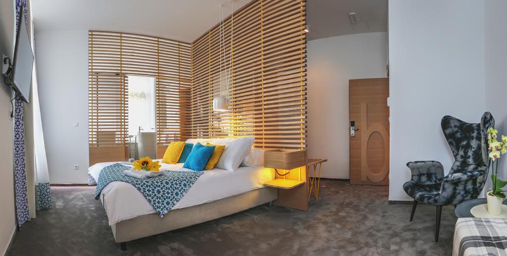Bed & Atmosphere Rooms Split Room photo