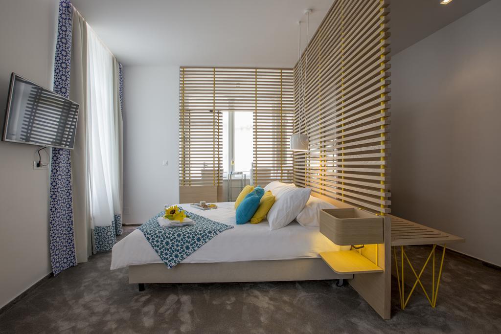 Bed & Atmosphere Rooms Split Room photo