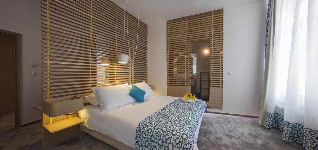 Bed & Atmosphere Rooms Split Room photo