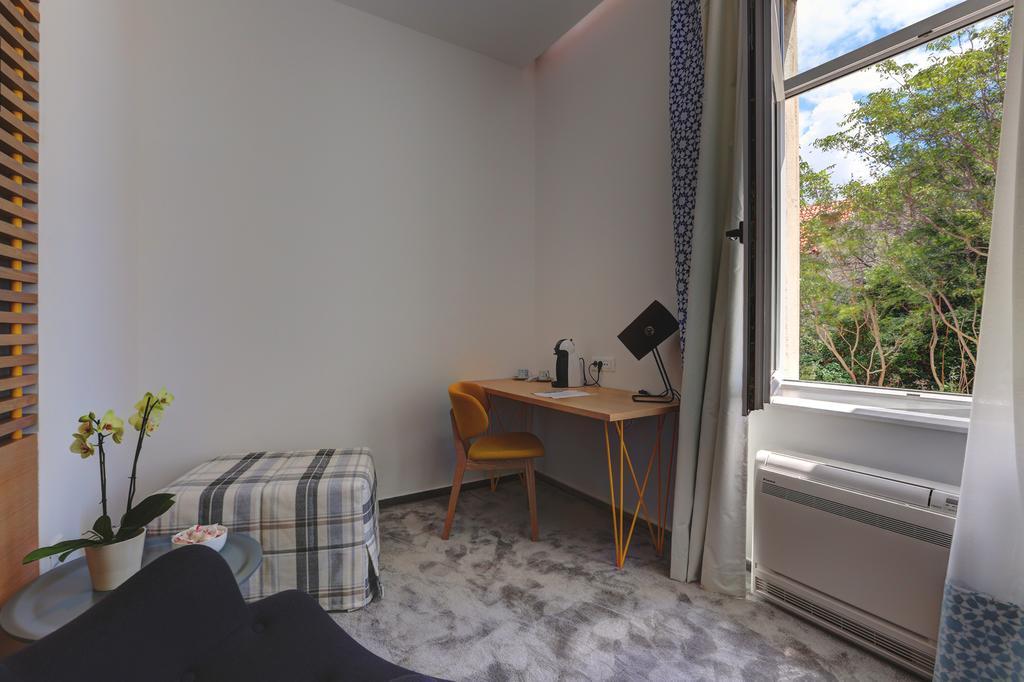 Bed & Atmosphere Rooms Split Room photo
